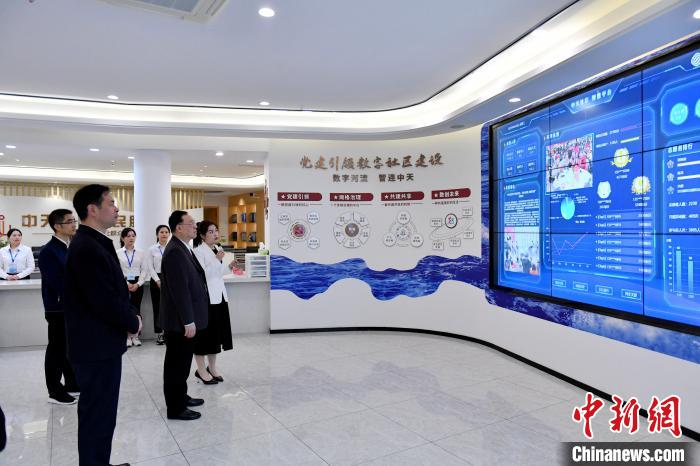 圖為與會(huì)來賓參觀福州中天社區(qū)?！蚊?攝