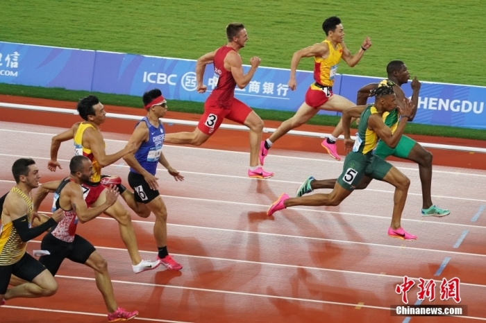 8月2日，第31屆世界大學(xué)生夏季運(yùn)動(dòng)會(huì)男子100米決賽在四川成都舉行，牙買加選手GOLDSON Kadrian dwayne(右一)以10秒04奪得男子百米冠軍。<a target='_blank' href='/'><p  align=