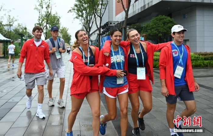 美國運動員在村內開心漫步。<a target='_blank' href='/'><p  align=