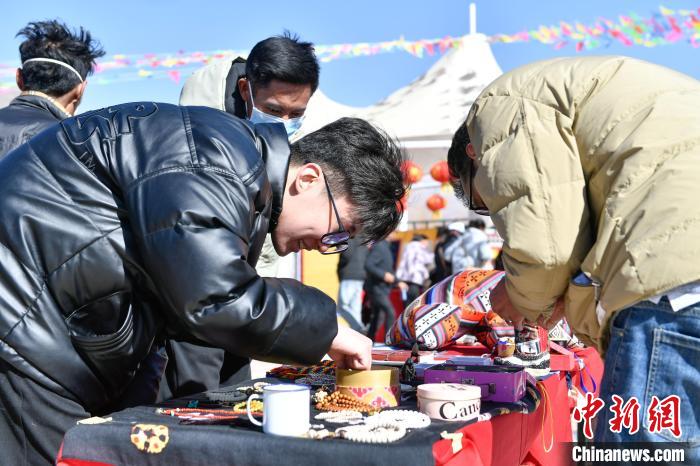 圖為展銷會現(xiàn)場?！∝暩聛硭?攝