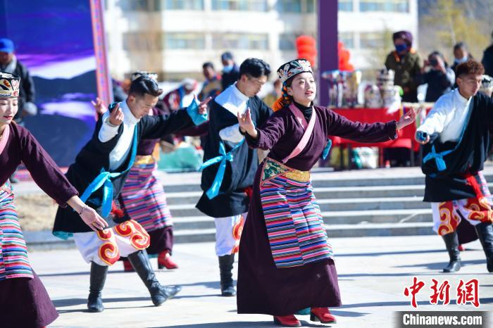 圖為藝術(shù)團表演“扎西果諧”。　貢嘎來松 攝