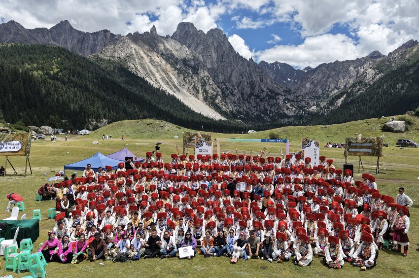 挑戰(zhàn)成功合影。巴塘縣委宣傳部供圖
