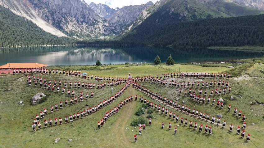 “最大規(guī)模弦胡演奏”世界紀(jì)錄挑戰(zhàn)現(xiàn)場(chǎng)。巴塘縣委宣傳部供圖