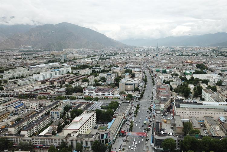 8??10日無人機拍攝的拉薩城市一景???新華社記??? 王益?? ??.jpg