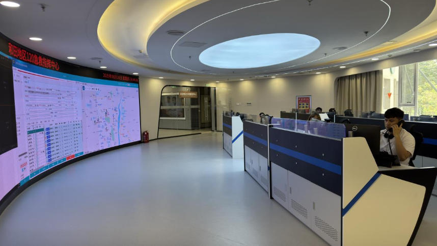 和田地區(qū)120急救指揮中心。人民網(wǎng)記者 焦磊攝